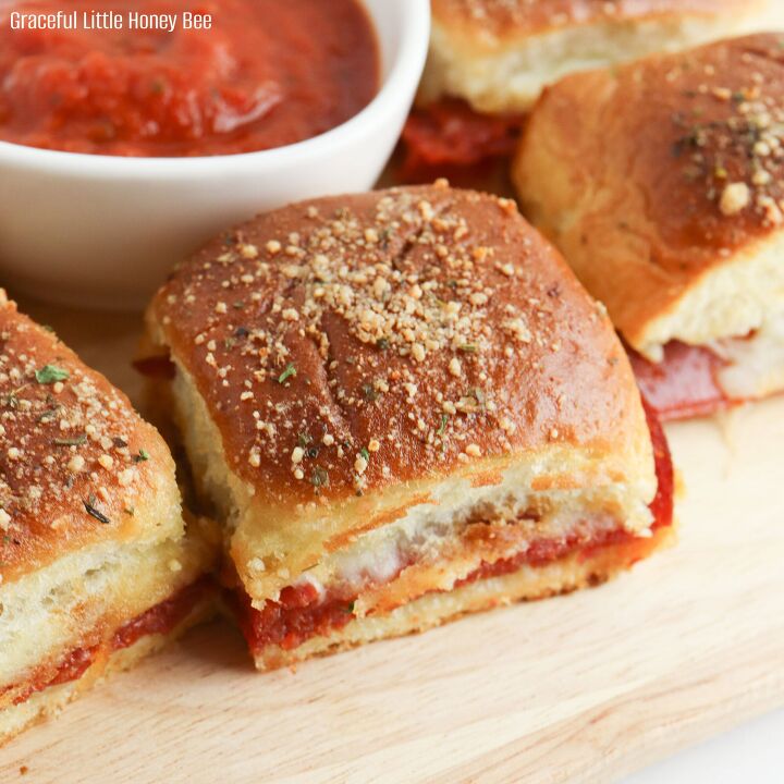 pepperoni pizza sliders, These Pepperoni Pizza Sliders are made with Hawaiian rolls mozzarella cheese and sliced pepperoni then slathered with butter and baked in the oven until golden brown