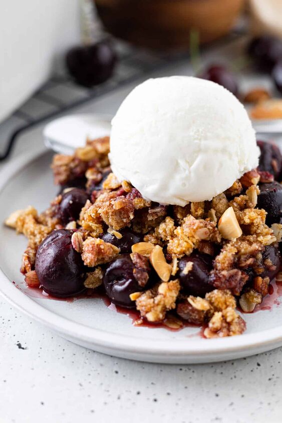 how to make homemade cherry crumble, A small plate of cherry crumble with a scoop of ice cream on top