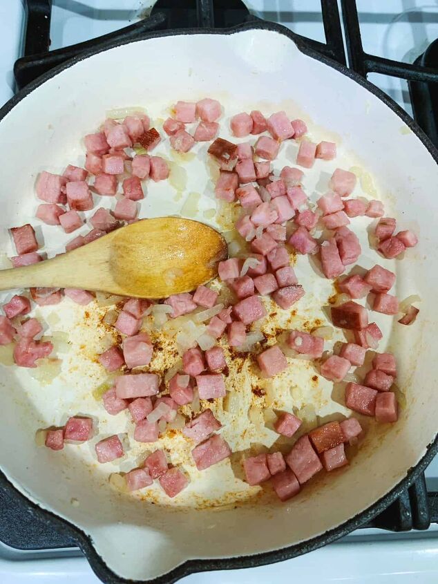 barbequed green beans with ham, Frying ham and onions