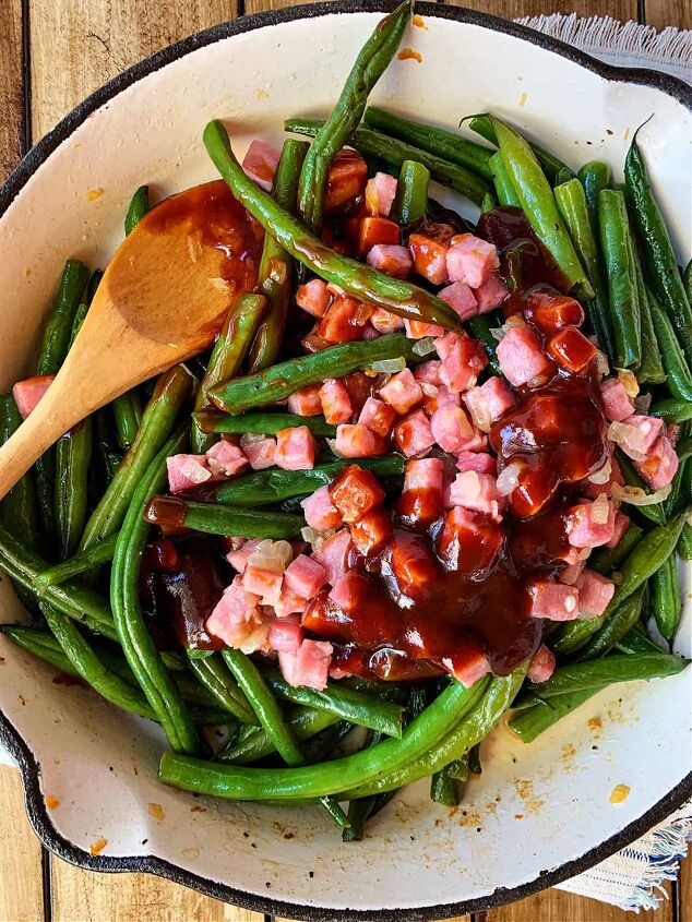 barbequed green beans with ham, Top the beans with cooked ham and sauce