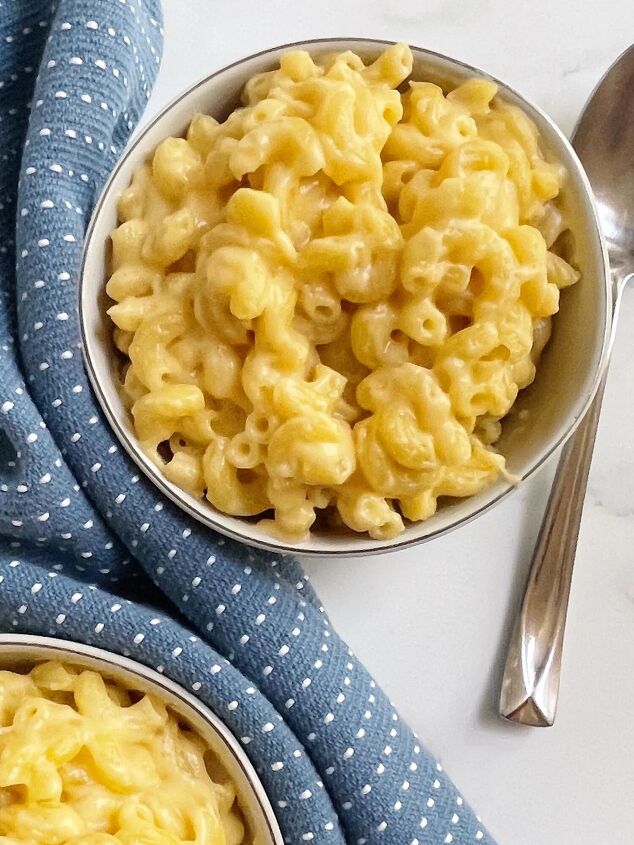 homemade macaroni and cheese, Homemade Macaroni and Cheese in a white bowl next to a blue towel and spoon