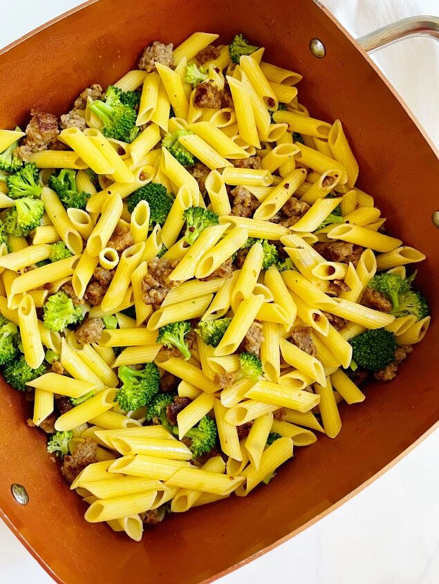 pasta with italian sausage and broccoli, Pasta with Italian Sausage and Broccoli in a large pot