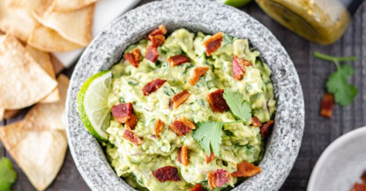 Loaded Tomatillo Salsa Guacamole | Foodtalk Loaded Tomatillo Salsa Guacamole | Foodtalk