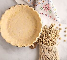 simple tomato tart, Rolled and crimped pie crust with pie weights beside