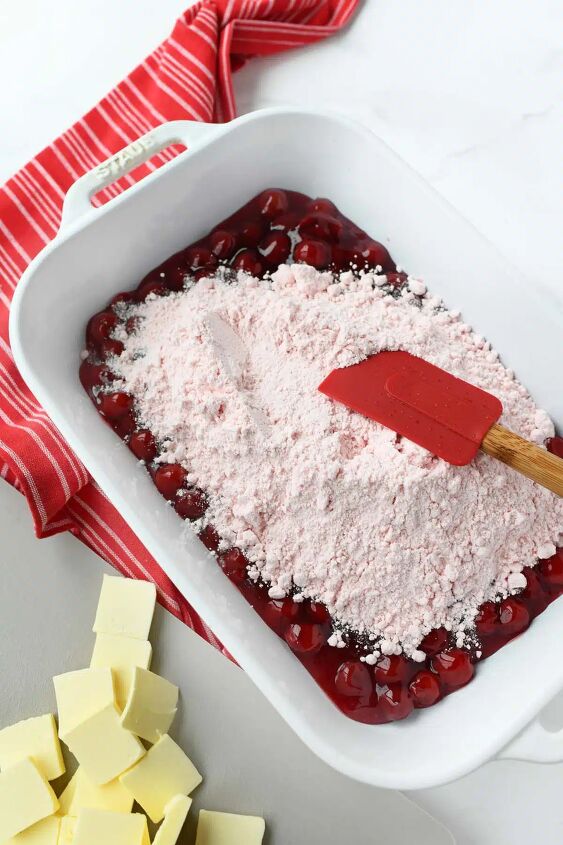 strawberry cherry dump cake, Powdered cake mix over a layer of cherries