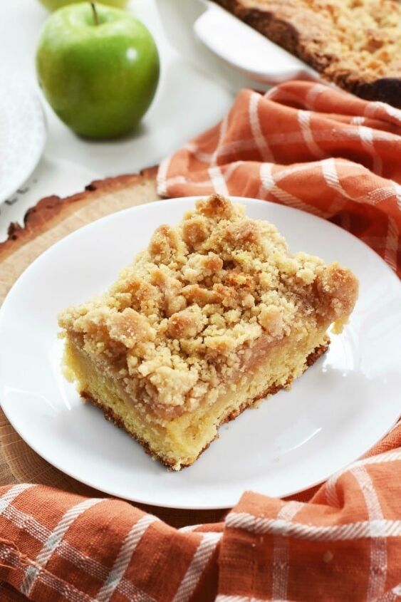 organic apple spice crumb cake made with mayonnaise, Slice of Apple Crumb Cake 1