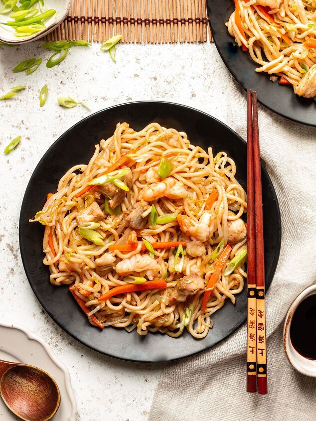 plain chow mein noodles beansprout chowmein, A serving of Special Chow Mein
