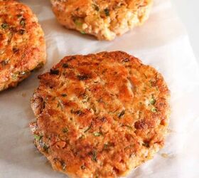 fresh salmon burgers with easy lemon dill sauce, Cooked salmon burger patties