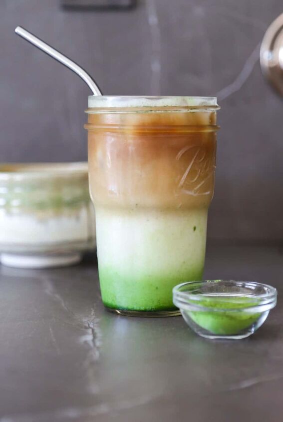 low calorie dirty matcha latte starbucks copycat, dirty matcha latte with a straw