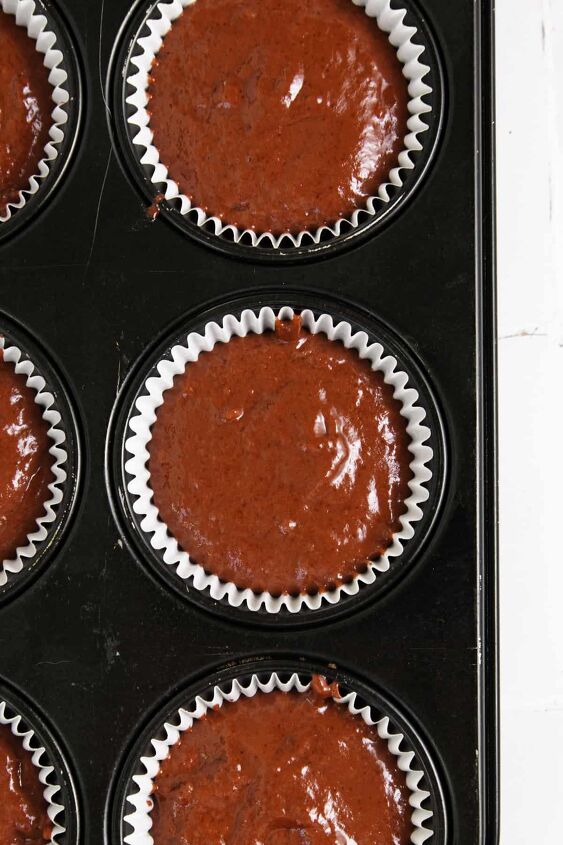 red velvet cupcakes, Cupcake pan with red batter