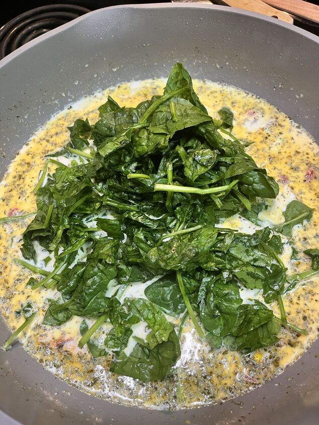 CREAMY TUSCAN ORZO PASTA WITH SHRIMPS, SPINACH AND RED ROASTED PEPPERS