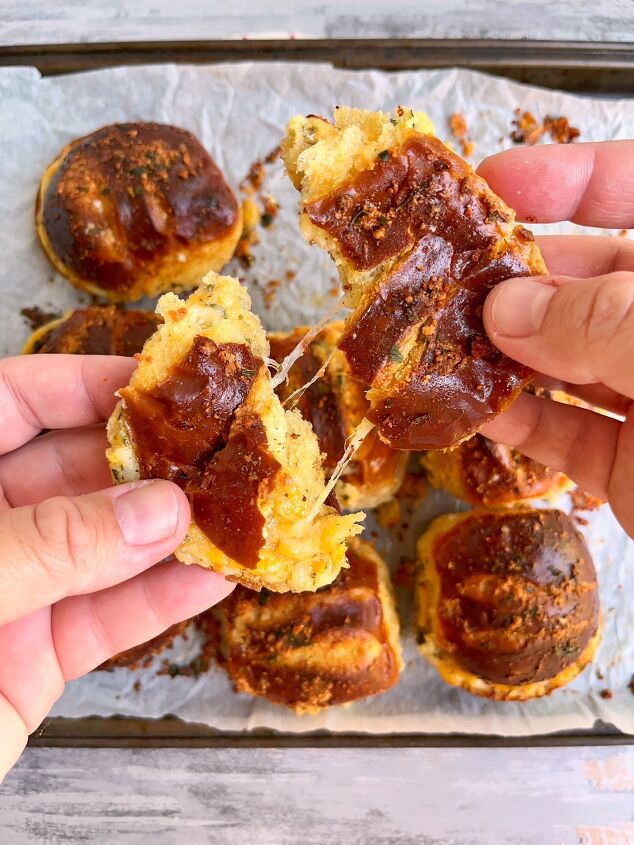 cheesy pretzel garlic buns