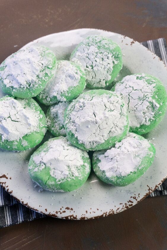 grinch sugar cookies recipe, Grinch Sugar Cookies rolled in powdered sugar on a plate