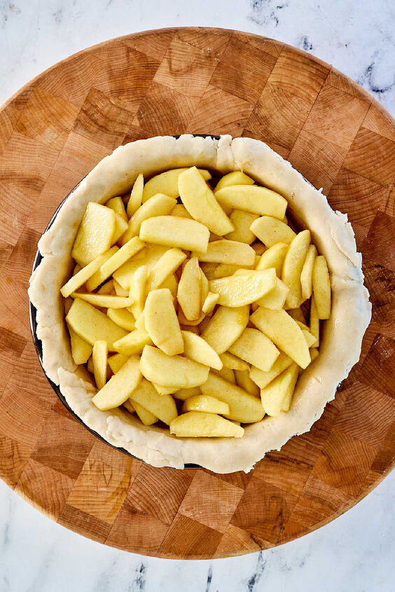 great grandma s apple pie, Apple slices in pie crust in pan