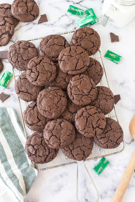 chocolate mint cookies, Pile of chocolate mint cookies on wire cooling rack