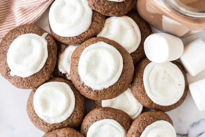hot chocolate cookies, Pile of hot chocolate cookies with melted marshmallows baked on top
