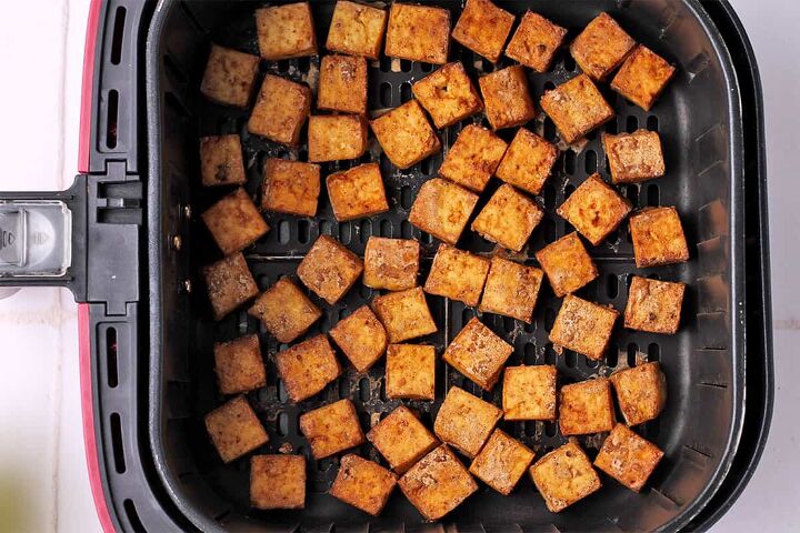 crispy salt and pepper tofu air fryer or baked, Crispy tofu cubes in air fryer basket