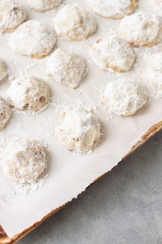 snowball cookie recipe with pecans, finished cookies with powdered sugar
