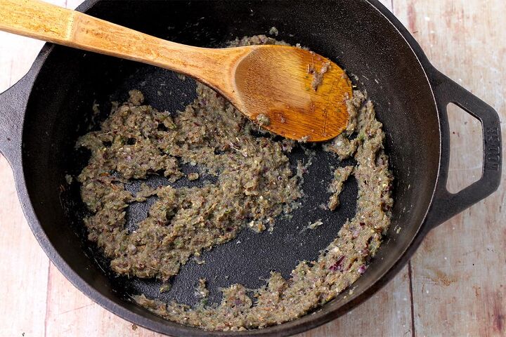 creamy rajma masala vegan kidney bean curry, Curry paste in a black cast iron pan