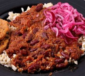 creamy rajma masala vegan kidney bean curry, Rajma masala is served over rice and served with pickled red onions and sweet potato flatbread