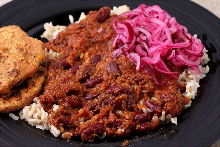 creamy rajma masala vegan kidney bean curry, Rajma masala is served over rice and served with pickled red onions and sweet potato flatbread