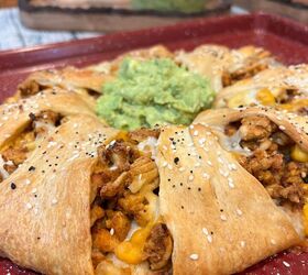 If you're looking for a super-easy, crowd-pleasing dinner idea, try this 4-ingredient crescent roll taco ring today!