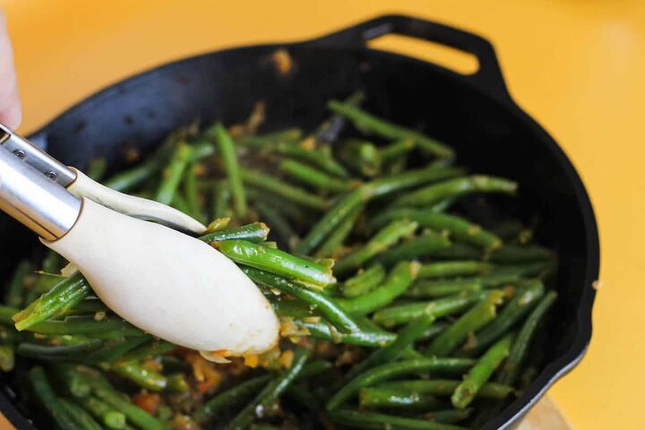 easy mexican green beans ejotes a la mexicana, mexican green beans in a skillet