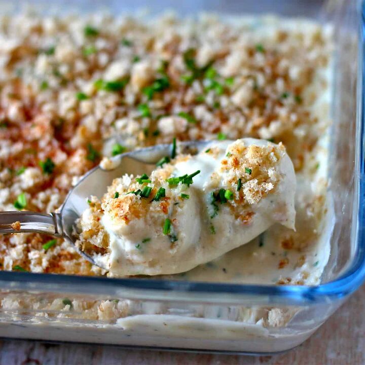 vegan creamed onions recipe, Pearl onions in vegan cream sauce in casserole dish with breadcrumbs and chives