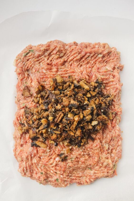 polish meatloaf, Place cooled mushroom filling down the center of the rectangle