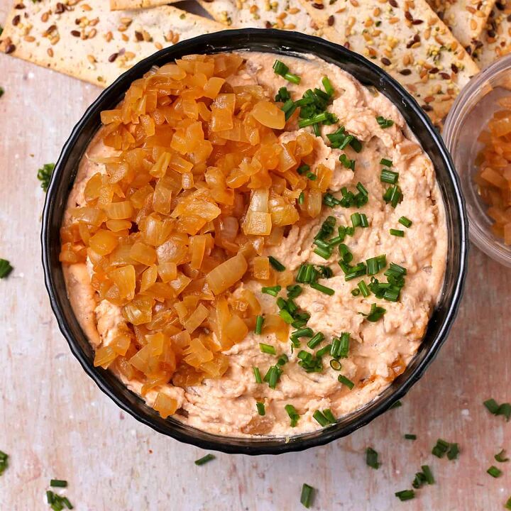 creamy vegan caramelized onion dip no added oil, Vegan French Onion dip in a bowl with chopped chives and caramelized onions