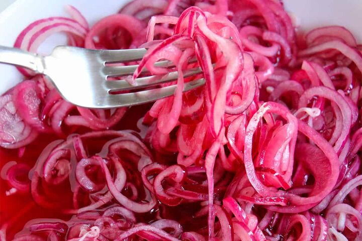 quick pickled red onions no cook recipe, Mixing pickled red onions with a fork