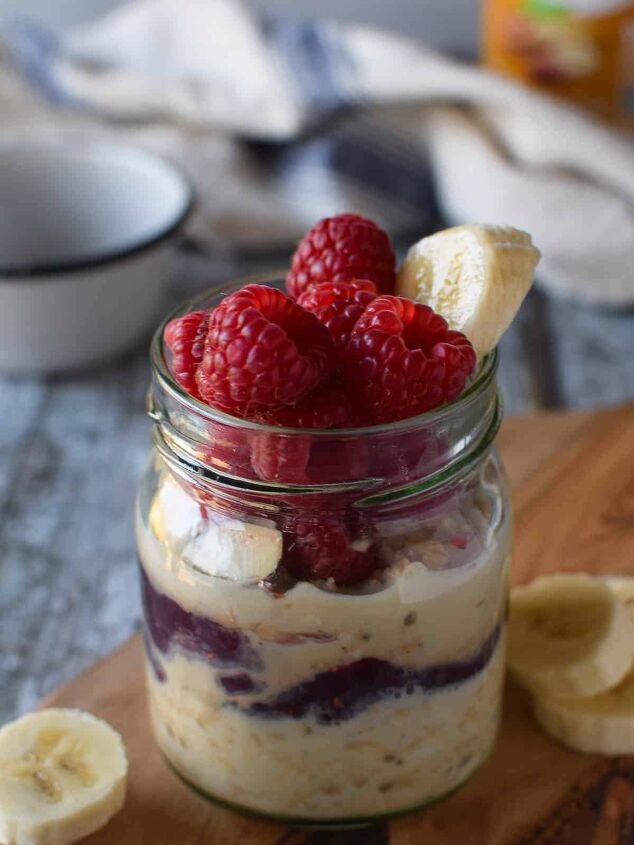 pb2 overnight oats, Close up of peanut butter overnight oats in a jar with raspberries and bananas