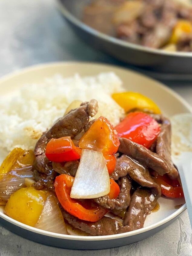 black pepper beef, black pepper beef in a serving plate with yellow and orange peppers