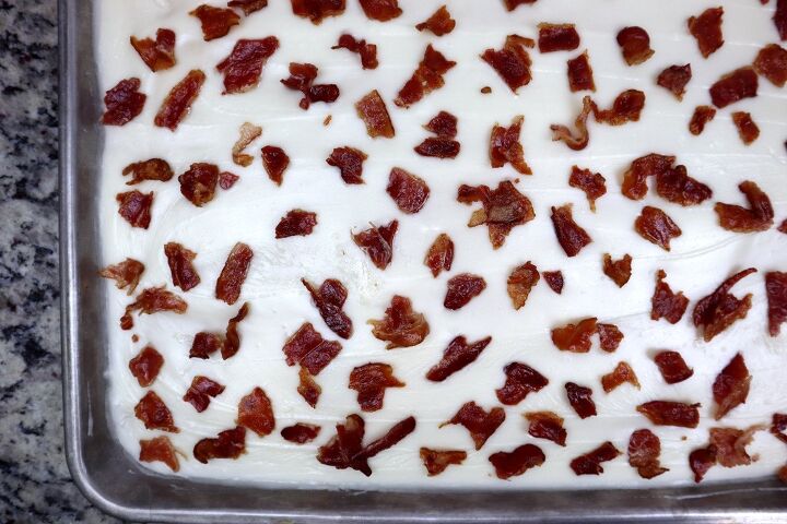 maple bacon texas sheet cake recipe, sprinkle bacon over top of cake