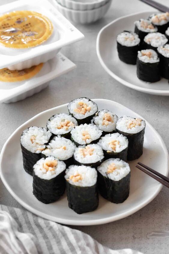 natto rolls, natto rolls on a plate