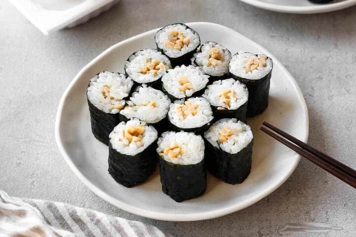 natto rolls, natto rolls on a plate
