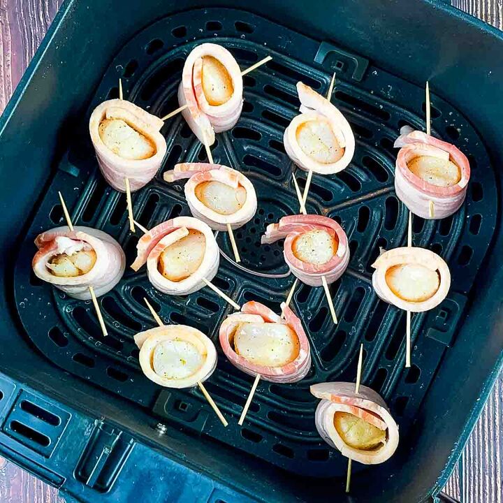 air fryer bacon wrapped scallops, The wrapped scallops in a single layer in the air fryer basket