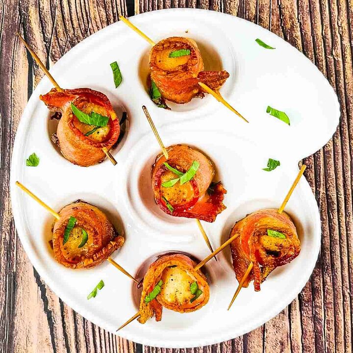 air fryer bacon wrapped scallops, The cooked scallops in a serving dish