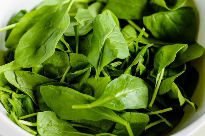 spinach cranberry salad recipe, Spinach leaves in a bowl