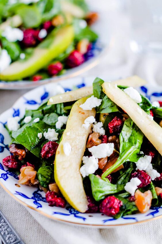 spinach cranberry salad recipe, A spinach cranberry salad on a plate