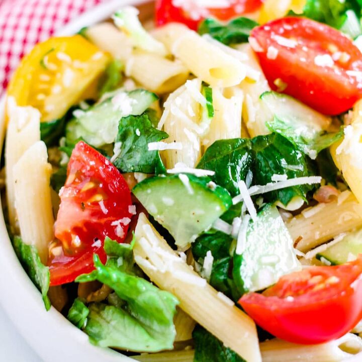 spinach cranberry salad recipe, A pasta salad without mayo in a bowl