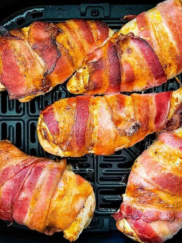 air fryer whole roast chicken with lemon and garlic, Cooked bacon wrapped chicken in the air fryer basket