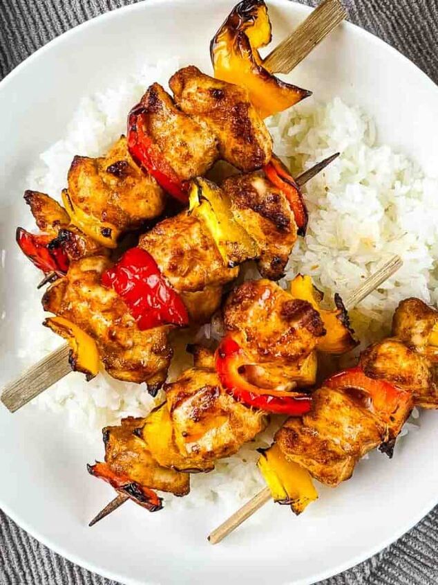 air fryer whole roast chicken with lemon and garlic, Four air fryer chicken kebabs on a bed of white rice