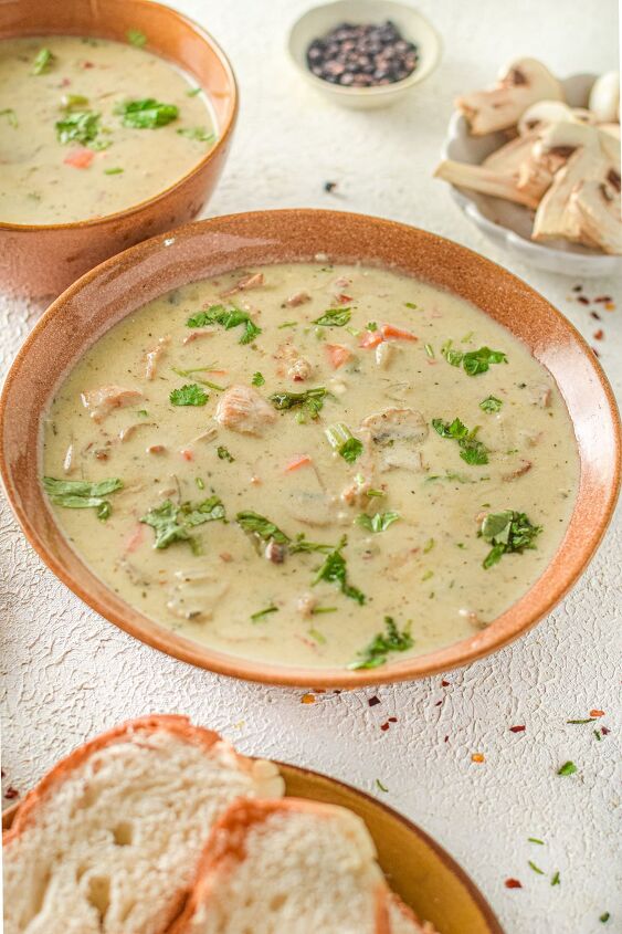 creamy chicken and mushroom soup, Bowl with chicken and mushroom soup