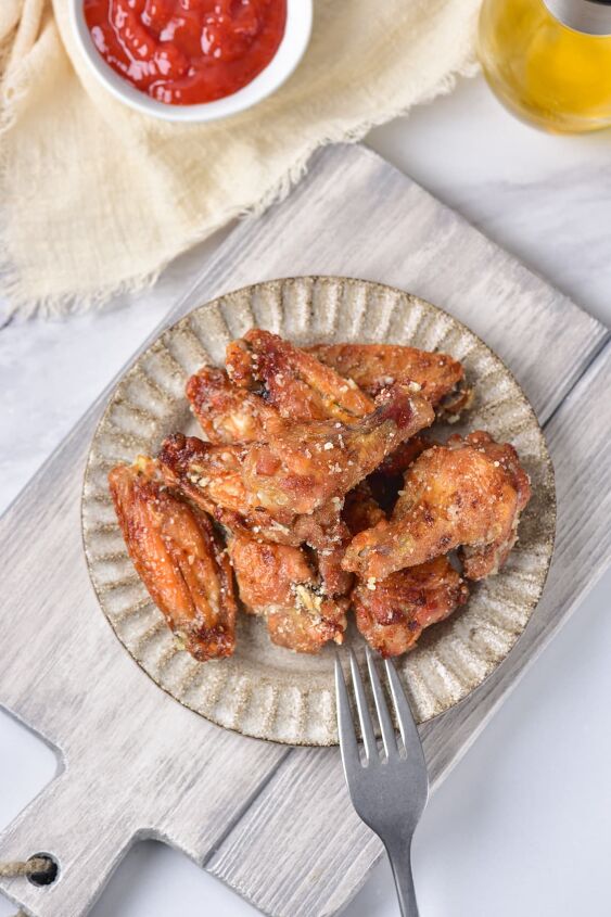 crispy garlic parmesan wings, Garlic Parmesan Wings on plate with fork