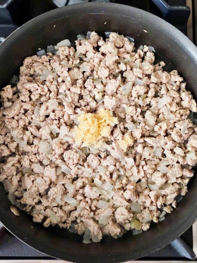 the best ground chicken soup recipe, Browned ground chicken and minced garlic in a skillet