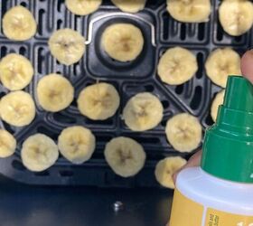 air fryer dehydrated banana chips, Spraying the banana with oil
