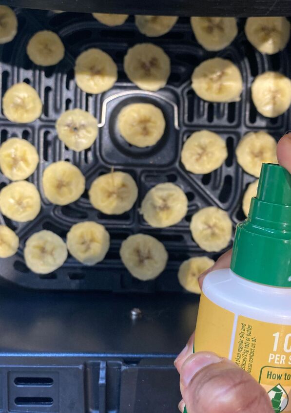 air fryer dehydrated banana chips, Spraying the banana with oil