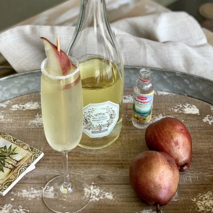 drunk bunny cocktail perfect for a grown up easter, This pear martini recipe is for those of you who don t really like the taste of alcohol Made with sparkling wine muddled pear and a pear liqueur it s delightful