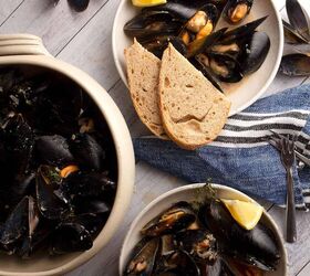 guinness and cream mussels, Two servings of Guinness Cream Mussels in pottery bowls